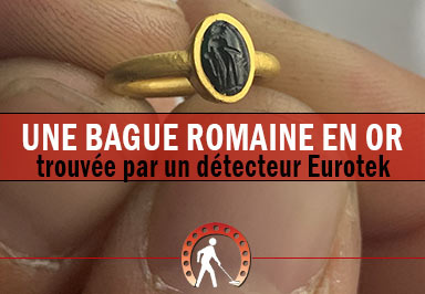Une bague en or romaine d'enfant trouvée avec un détecteur